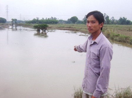 Chàng thanh niên dũng cảm cứu 2 nữ sinh thoát dòng nước lũ - 1