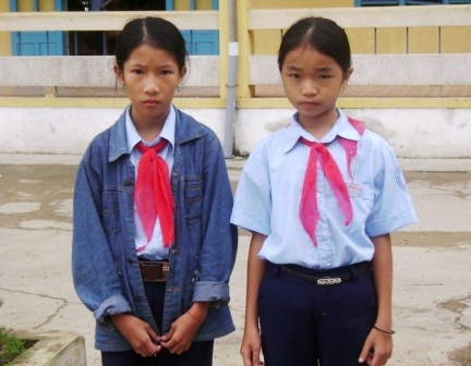 Chàng thanh niên dũng cảm cứu 2 nữ sinh thoát dòng nước lũ - 2