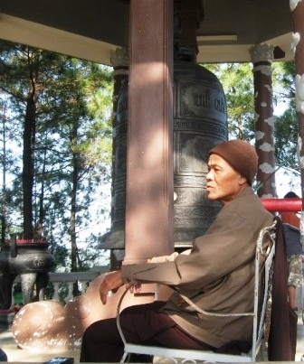 Người giữ tiếng chuông hòa bình ở Huế - 1