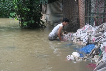 Mưa cực lớn ở miền núi, lũ thành phố lên đột ngột - 9