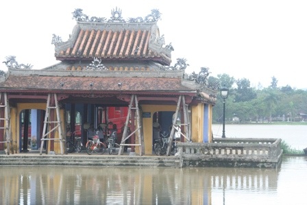 Mưa cực lớn ở miền núi, lũ thành phố lên đột ngột - 11