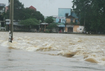 Mưa cực lớn ở miền núi, lũ thành phố lên đột ngột - 12