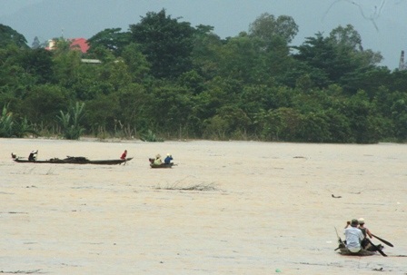 Mưa cực lớn ở miền núi, lũ thành phố lên đột ngột - 13
