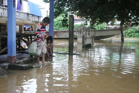 Mưa cực lớn ở miền núi, lũ thành phố lên đột ngột - 15
