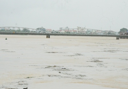 Mưa cực lớn ở miền núi, lũ thành phố lên đột ngột - 1