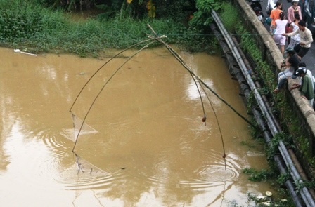 Mưa cực lớn ở miền núi, lũ thành phố lên đột ngột - 16