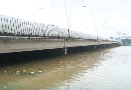 Mưa cực lớn ở miền núi, lũ thành phố lên đột ngột - 2