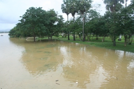 Mưa cực lớn ở miền núi, lũ thành phố lên đột ngột - 3