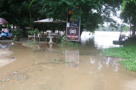 Mưa cực lớn ở miền núi, lũ thành phố lên đột ngột - 4