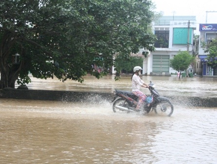 Mưa cực lớn ở miền núi, lũ thành phố lên đột ngột - 5