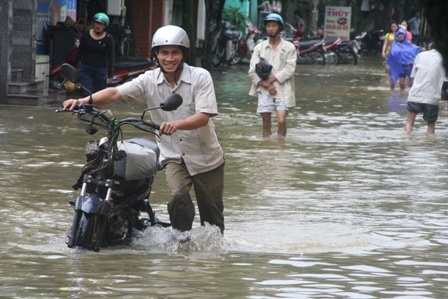Mưa cực lớn ở miền núi, lũ thành phố lên đột ngột - 7