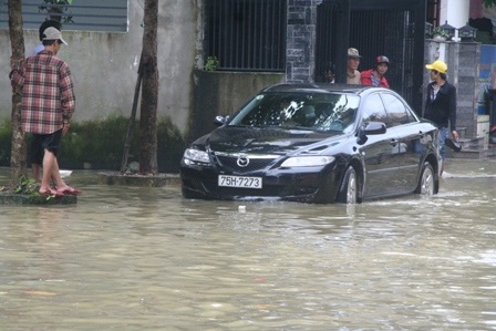 Mưa cực lớn ở miền núi, lũ thành phố lên đột ngột - 8