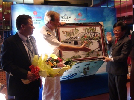 Tàu du lịch cao cấp Hồng Kông lần đầu đến Huế - 1