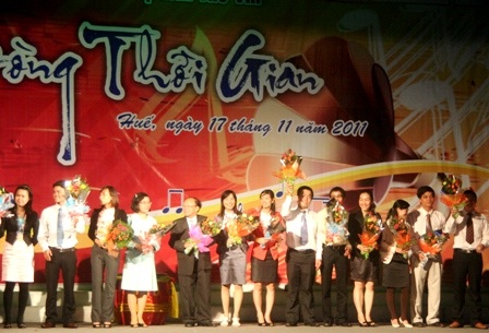 Hào hứng đêm nhạc “Dòng thời gian” của SV ĐH Phú Xuân  - 1