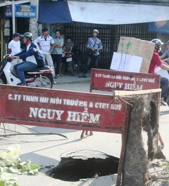 Hố "tử thần" xuất hiện ngay chân cầu, xe ben sa bánh - 1