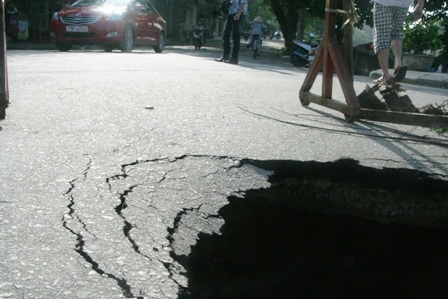 Hố "tử thần" xuất hiện ngay chân cầu, xe ben sa bánh - 2