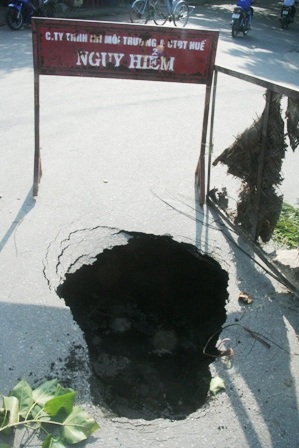 Hố "tử thần" xuất hiện ngay chân cầu, xe ben sa bánh - 3
