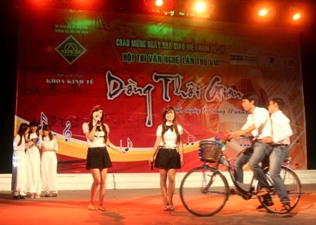 Hào hứng đêm nhạc “Dòng thời gian” của SV ĐH Phú Xuân  - 2