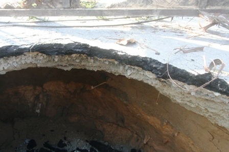 Hố "tử thần" xuất hiện ngay chân cầu, xe ben sa bánh - 4