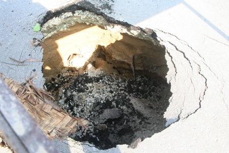 Hố "tử thần" xuất hiện ngay chân cầu, xe ben sa bánh - 6