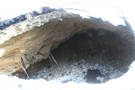 Hố "tử thần" xuất hiện ngay chân cầu, xe ben sa bánh - 5