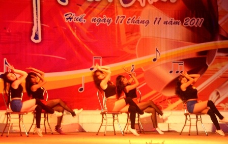 Hào hứng đêm nhạc “Dòng thời gian” của SV ĐH Phú Xuân  - 3