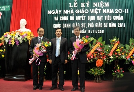 Hơn 1 triệu thầy cô hân hoan đón Ngày Nhà giáo - 7 ĐH Quy Nhơn khen thưởng 484 sinh viên tiêu biểu năm học 2010 - 2011. (Ảnh: Doãn Công)