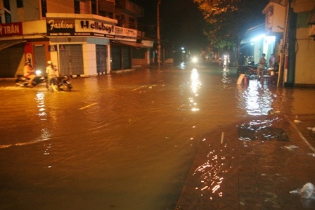 Nước lũ dâng nhanh trong đêm, người dân dọn đồ chạy lũ - 6