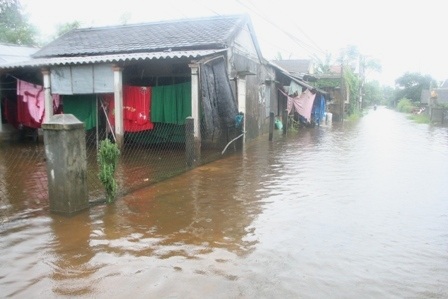 Miền Trung: Lũ lại lên, nước bủa vây thành phố, huyện thị - 20