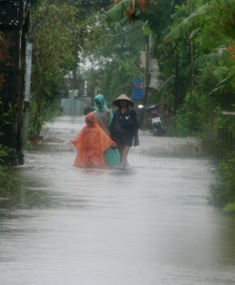 Miền Trung: Lũ lại lên, nước bủa vây thành phố, huyện thị - 23