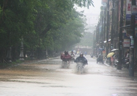 Miền Trung: Lũ lại lên, nước bủa vây thành phố, huyện thị - 24