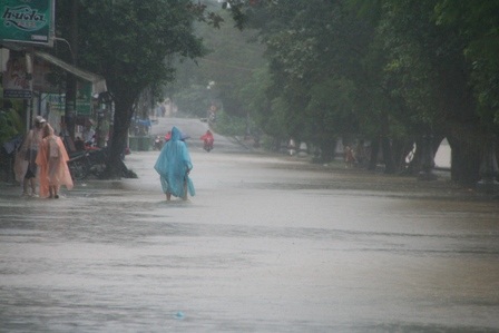 Miền Trung: Lũ lại lên, nước bủa vây thành phố, huyện thị - 10