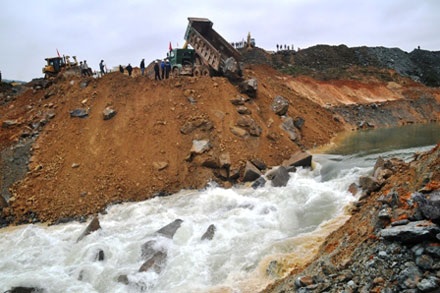 Nước lớn, xà lan bị lật úp gây nguy hiểm hồ thủy lợi lớn thứ 2 Bắc Trung Bộ - 1