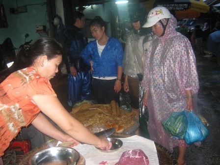 Lũ lên quá nhanh, người dân vội vã tích lương thực - 2 Lũ lên quá nhanh, người dân vội vã tích lương thực - 2