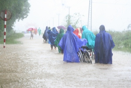 Miền Trung: Lũ lại lên, nước bủa vây thành phố, huyện thị - 11