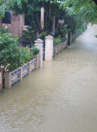 Miền Trung: Lũ lại lên, nước bủa vây thành phố, huyện thị - 12