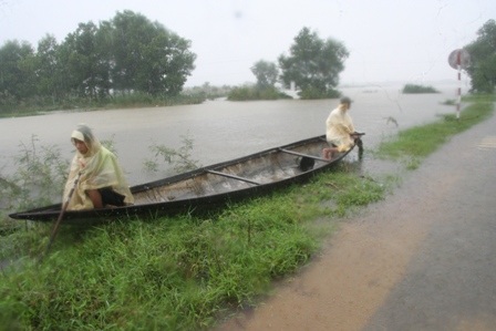 Miền Trung: Lũ lại lên, nước bủa vây thành phố, huyện thị - 13