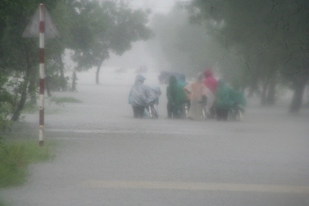 Miền Trung: Lũ lại lên, nước bủa vây thành phố, huyện thị - 14