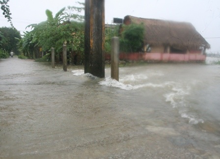 Miền Trung: Lũ lại lên, nước bủa vây thành phố, huyện thị - 16