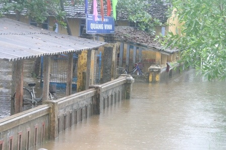 Miền Trung: Lũ lại lên, nước bủa vây thành phố, huyện thị - 17