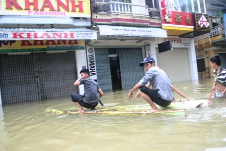 Lũ chia cắt toàn bộ thành phố Huế - 17