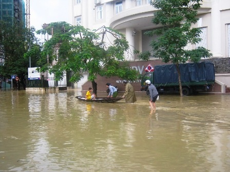 Lũ chia cắt toàn bộ thành phố Huế - 35 Lũ chia cắt toàn bộ thành phố Huế - 35
