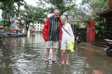 Du khách nước ngoài hào hứng với cảnh... ngập lụt - 2