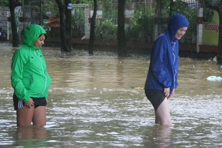 Du khách nước ngoài hào hứng với cảnh... ngập lụt - 3