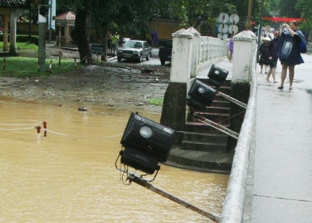 Du khách nước ngoài hào hứng với cảnh... ngập lụt - 4