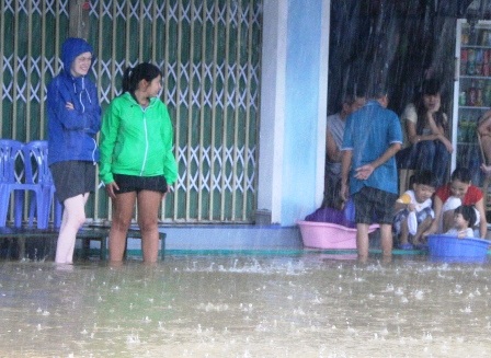 Du khách nước ngoài hào hứng với cảnh... ngập lụt - 6