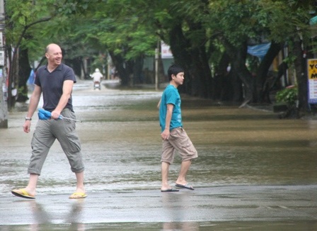 Du khách nước ngoài hào hứng với cảnh... ngập lụt - 5