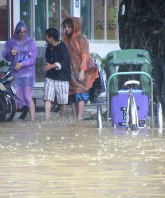 Du khách nước ngoài hào hứng với cảnh... ngập lụt - 7