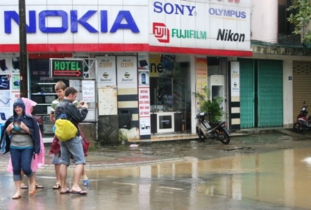 Du khách nước ngoài hào hứng với cảnh... ngập lụt - 8