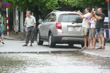Du khách nước ngoài hào hứng với cảnh... ngập lụt - 9
